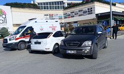 Antalya'da iki otomobilin çarpıştığı kazada aynı aileden 3 kişi yaralandı