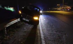 Antalya'da kontrolden çıkan lüks cip, bariyerlerin üzerinde asılı kaldı