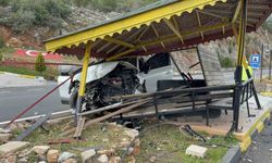 Antalya'da otomobil jandarma bekleme noktasına çarptı: 4 yaralı