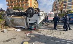 Kamyonun arkadan çarptığı çöp kamyonu devrildi: 1'i ağır 3 işçi yaralandı