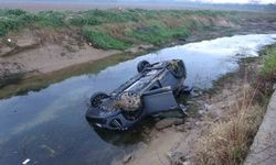 Kayganlaşan yolda kontrolden çıkan araç kanala uçtu