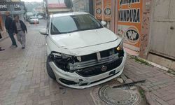 Otomobille motosikletin çarpışma anı kamerada: 1 yaralı
