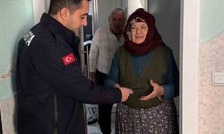 Yaşlı kadının pazarda kaybettiği cüzdanı bulup evinde teslim ettiler