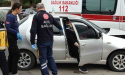 Antalya'da otomobil ile hafif ticari kavşakta çarpıştı: 3 yaralı