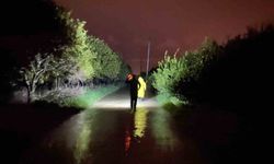 Antalya'da sel sularının bastığı barınakta mahsur kalan 27 köpek botlarla kurtarıldı