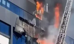 Gökyüzünü siyah dumanlar kapladı: 7 katlı iş merkezinde can pazarı!