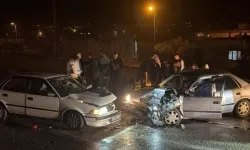 Ortalık savaş alanına döndü: İki otomobil kafa kafaya çarpıştı, o yolu kan gölüne çevirdiler!