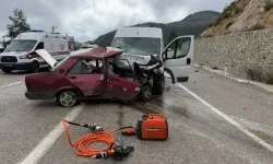 Feci son: Kafa kafaya çarpıştılar! 23 yaşındaki iki gence otomobil mezar oldu.