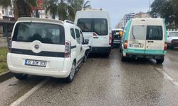 Antalya'da 4 araçlı zincirleme kaza: Araçta sıkışan yolcu itfaiye ekiplerince çıkartıldı