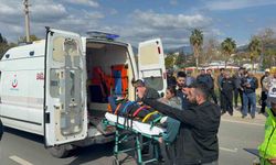 Antalya'da motosiklet hafif ticari araçla çarpıştı: 2 yaralı