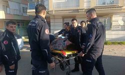 Antalya'da otomobil elektrik direğine çarptı: 3 yaralı