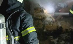 Burdur'da evin altında bulunan saman balyaları yandı