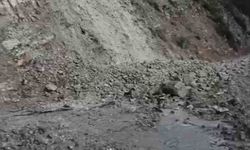 Heyelan köy yolunu ulaşıma kapattı