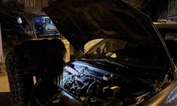 Uygulama noktasında arızalanan otomobilin yardımına, uygulamada durdurulan genç kadın usta koştu