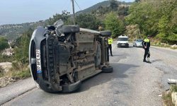Alanya'da refüje çarpan hafif ticari araç devrildi: 1 yaralı