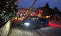 Aydınlatma direğine çarpan otomobilin sürücüsü yaralandı
