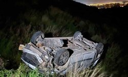 Hafif ticari araç, antik kent girişinde şarampole yuvarlandı: 2 yaralı