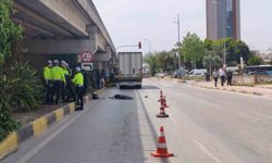 Mendil sattığı ışıkta tırın altında kalan yaşlı kadın öldü, kaza anı güvenlik kamerasında