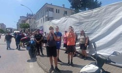 Turistler pazar alışverişini bırakıp yangın görüntüleme yarışına girdi