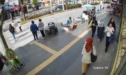 Yayalara çarpan motosiklet sürücüsü yaralılar yerde yatarken olay yerinden kaçtı