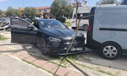 Antalya'da minibüs park halindeki araca çarptı: 4 yaralı
