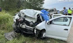 İstinat Duvarına Çarpan Otomobil Hurdaya Döndü: 3 Kişi Olay Yerinde Can Verdi!