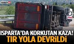 Isparta’da Korkutan Kaza! Tır Yola Devrildi