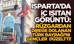 Rüzgardan Direğe Dolanan Türk Bayrağı’nı Gençler Düzeltti!