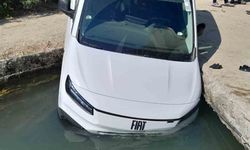 Manavgat'ta hafif ticari araç sulama kanalına düştü