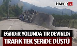 Eğirdir Yolunda Tır Devrildi, Trafik Tek Şeride Düştü