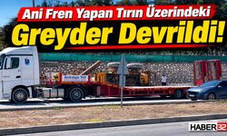 Ani Fren Yapan Tırın Üzerindeki Greyder Devrildi!