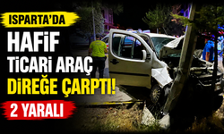 Isparta’da Hafif Ticari Araç Direğe Çarptı!