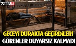 Geceyi Durakta Geçirdiler! Görenler Duyarsız Kalmadı