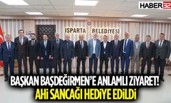 Başkan Başdeğirmen’e Anlamlı Ziyaret! Ahi Sancağı Hediye Edildi