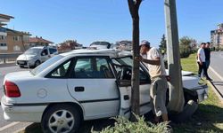 Aydınlatma direğine çarpan otomobilin sürücüsü kaçtı: 1 yaralı