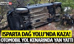 Isparta Dağ Yolu’nda Kaza! Otomobil Yol Kenarında Yan Yattı: 2 Yaralı