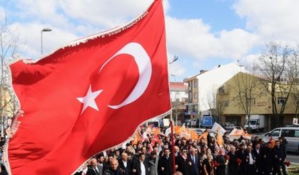Dışişleri Bakanı Çavuşoğlu Alanya’da seçim otobüsüyle şehir turu yaptı