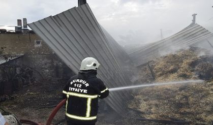 Çendik köyünde yangın: Bir ev, ahır ve 700 saman balyası kül oldu