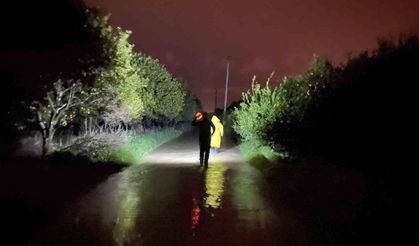 Antalya'da sel sularının bastığı barınakta mahsur kalan 27 köpek botlarla kurtarıldı