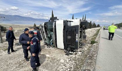 Alkollü sürücünün kullandığı tır yan yattı: 1 yaralı