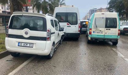 Antalya'da 4 araçlı zincirleme kaza: Araçta sıkışan yolcu itfaiye ekiplerince çıkartıldı