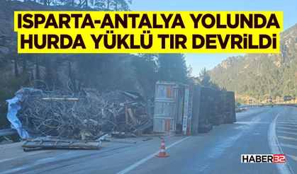 Isparta-Antalya Yolunda Hurda Yüklü Tır Devrildi
