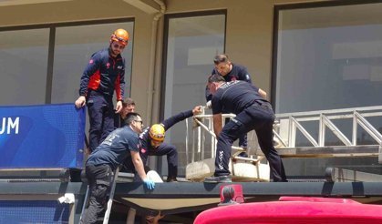 Antalya'da 4. kattan tente üzerine düşen genç adam için seferber oldular