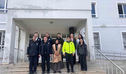 Gerçeğini aratmayan kavgayla yapılan sürpriz polisleri tebessüm ettirdi