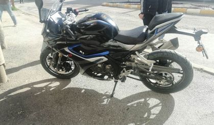 Yola savrulan motosikletin sürücüsü kaskı sayesinde kurtuldu