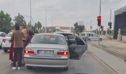 Adana'da trafikte kadınlı erkekli kavga kameraya yansıdı