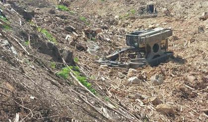 Devrilen iş makinesinin altında kalan operatör hayatını kaybetti