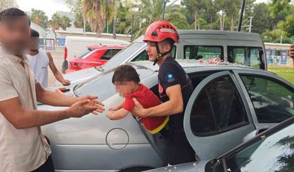 Antalya'da otomobilde kilitli kalan çocuğu itfaiye kurtardı