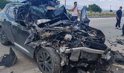 Kamyonete çarpan otomobil hurdaya döndü: 1 yaralı