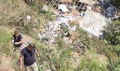 Kumluca'da şarampole devrilen kamyon şoförü hayatını kaybetti